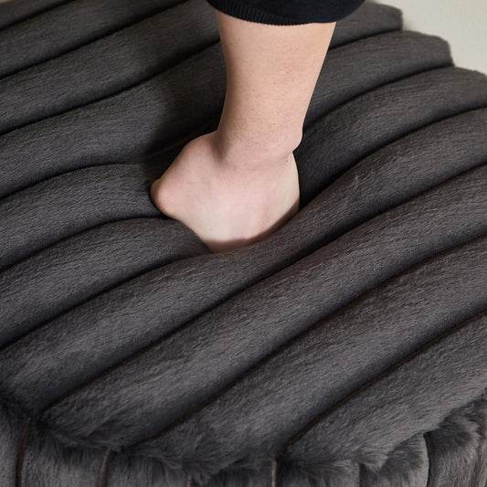 Shihatsusr 22.05" Wide Upholstered Round Pouf Ottoman Foot Rest with Black Metal Legs,Faux Fur Footstool for Living Room Bedroom Entryway,Black