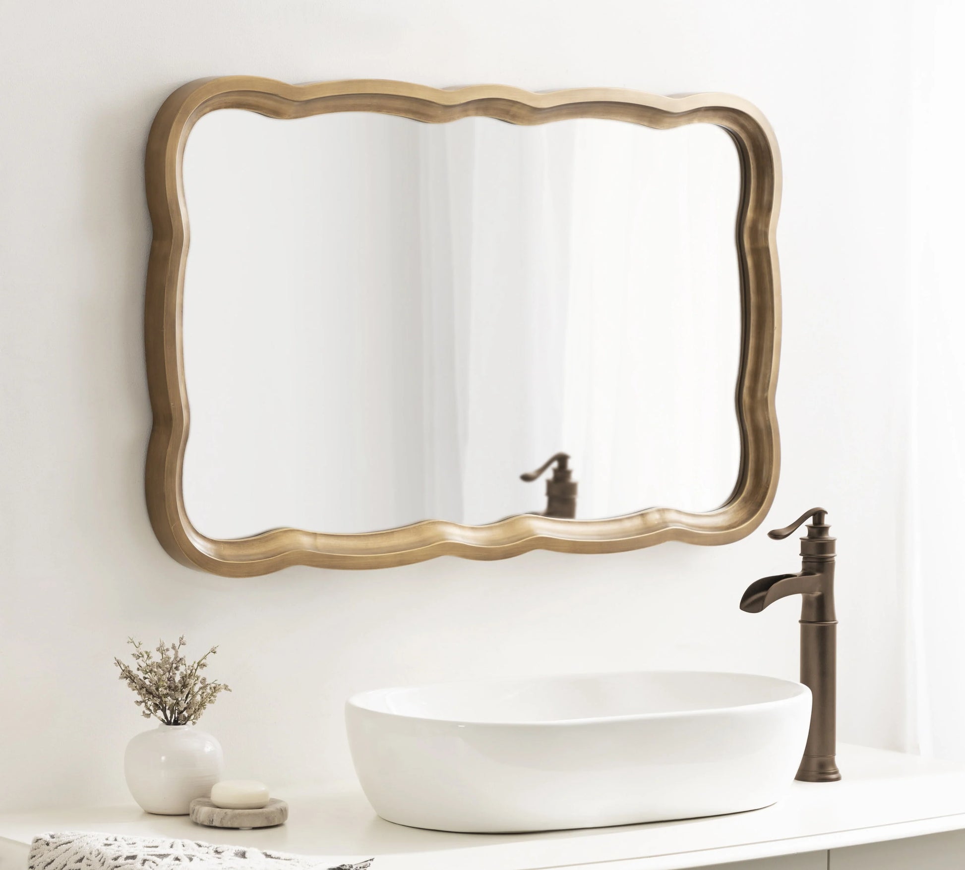 Kate and Laurel Hatherleigh Scallop Wooden Vintage Wavy Wall Mirror, 24 x 38, Antique Gold