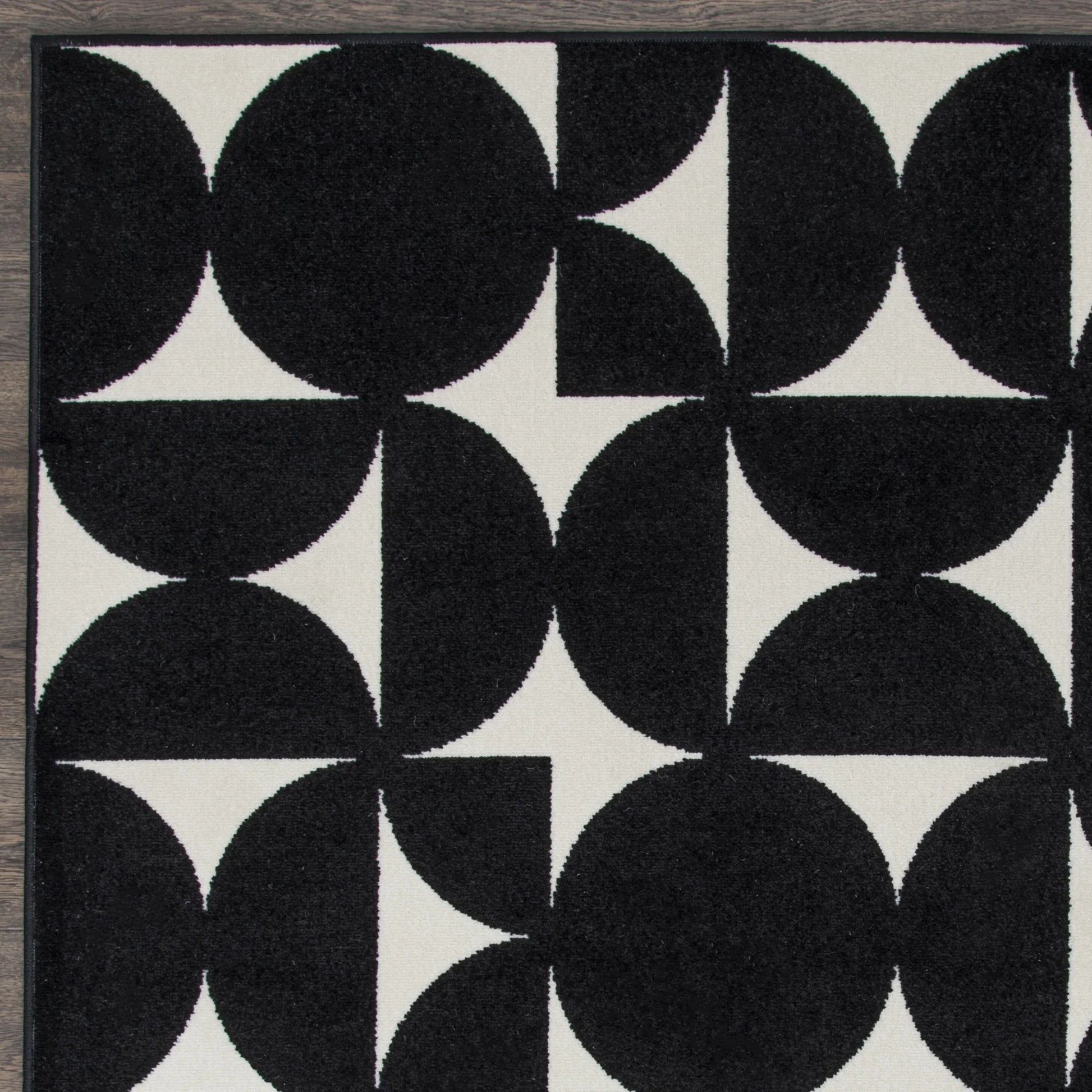 Loomaknoti Terrace Tropic Sevella 5' x 7' Geometric Indoor/Outdoor Area Rug , Black/White