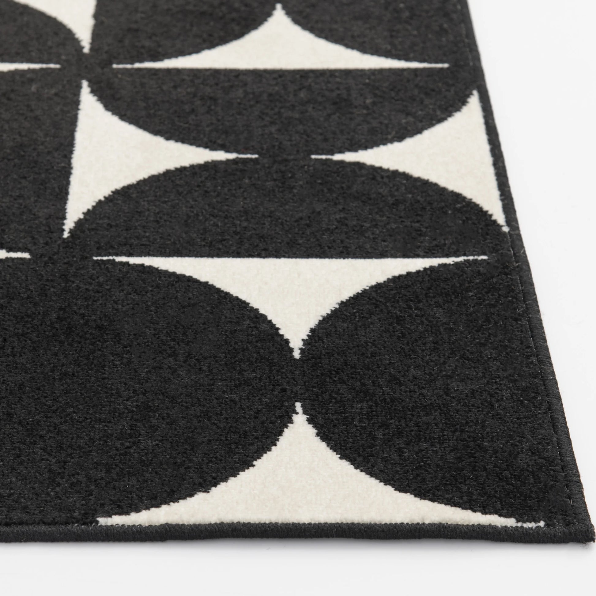 Loomaknoti Terrace Tropic Sevella 5' x 7' Geometric Indoor/Outdoor Area Rug , Black/White