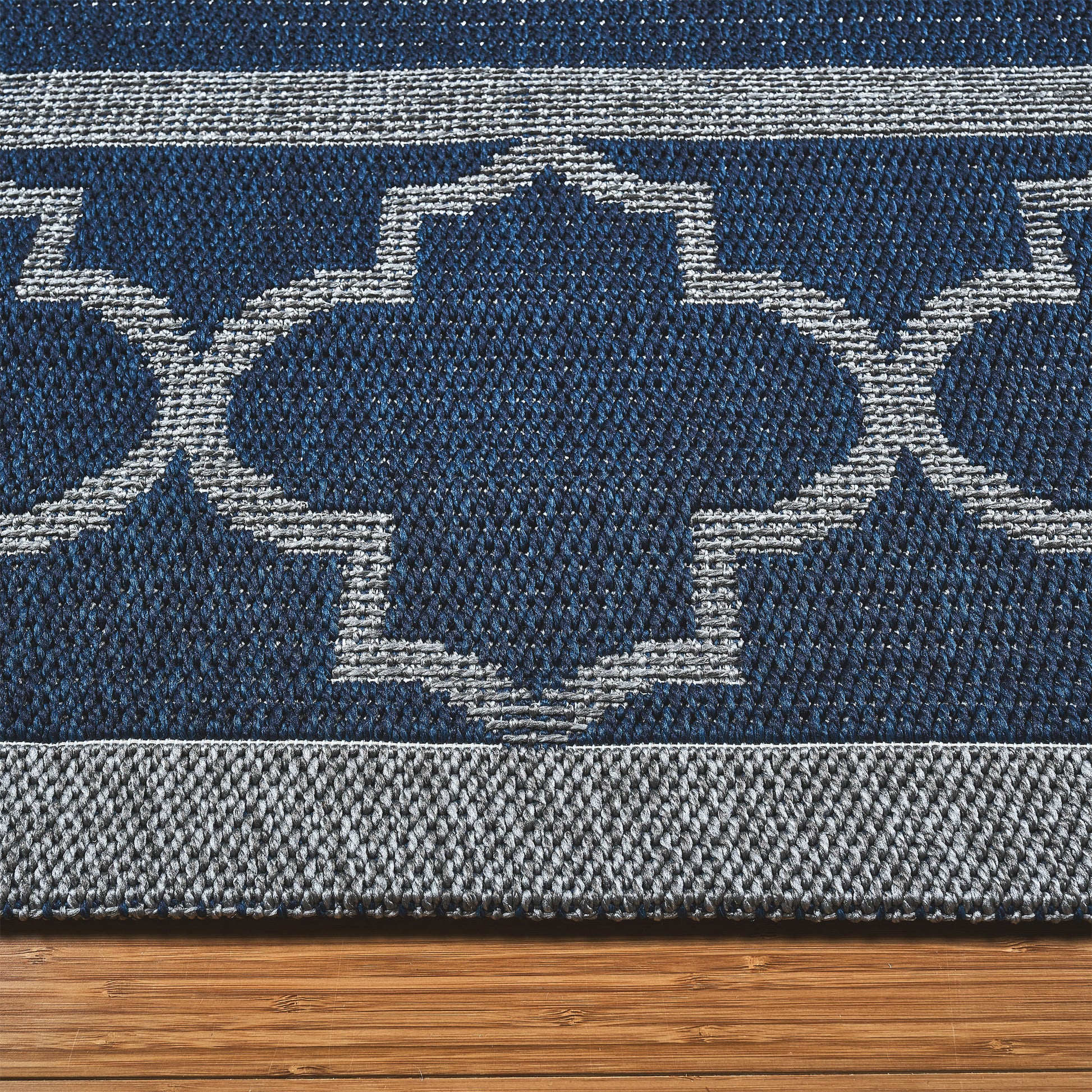 Laguna Indoor/Outdoor Area Rug, Simeon Navy Gray, 5’3 x 7’