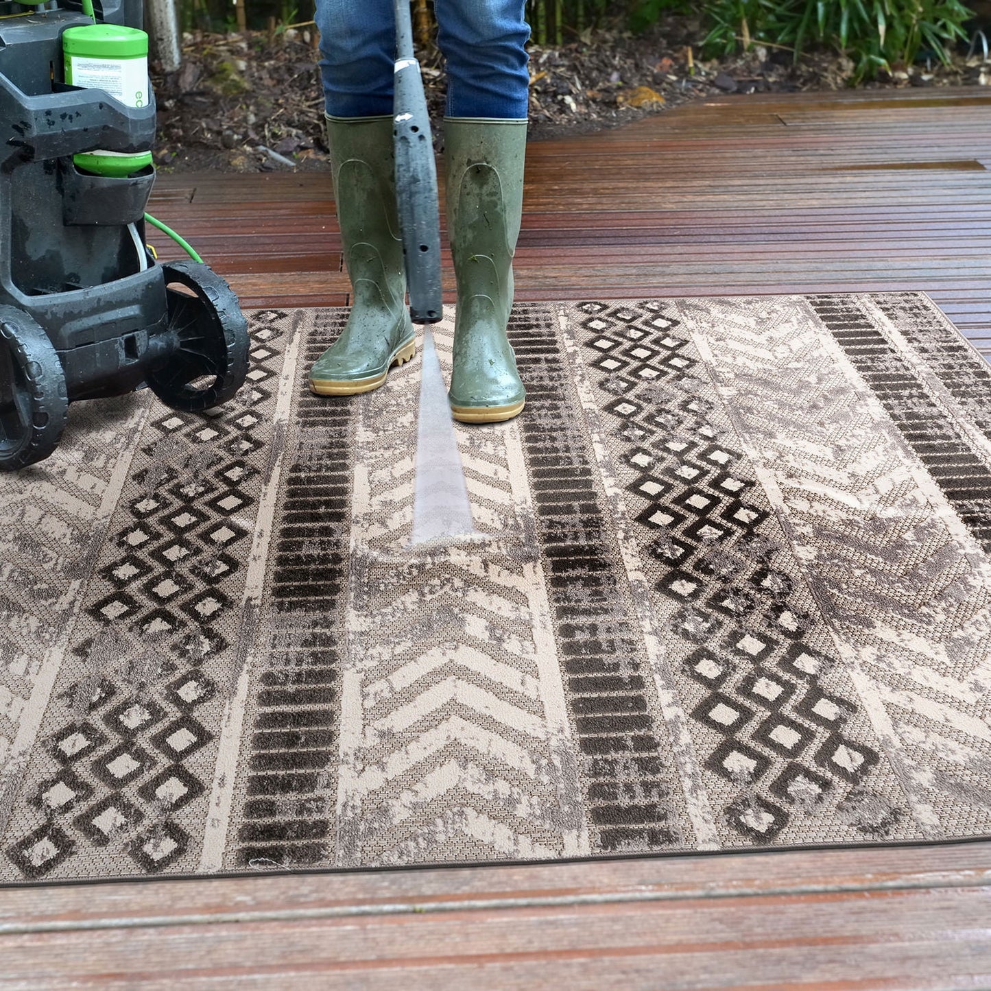 Distressed Geometric Indoor/Outdoor Gray 7' 10" x 10' Area Rug