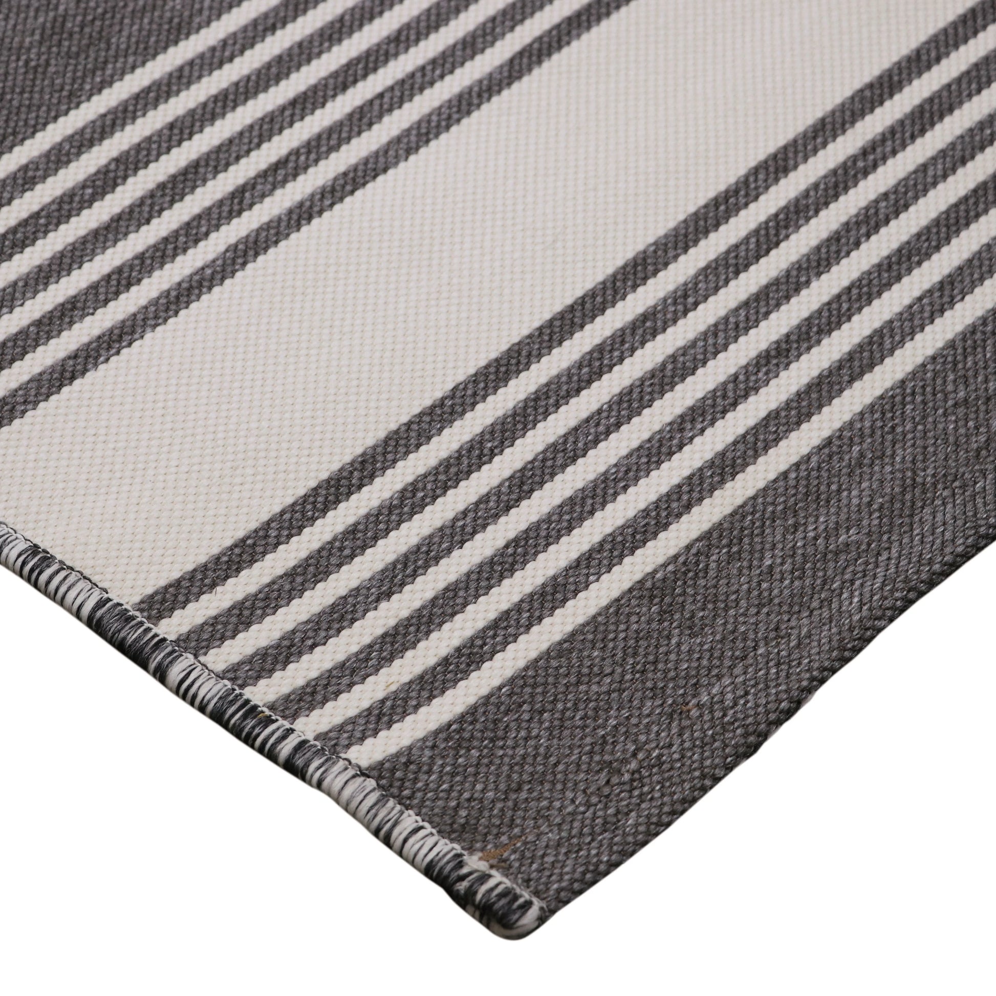 Better Homes & Gardens Buffalo Plaid Reversible Rug, Black/White, 7' x 10'