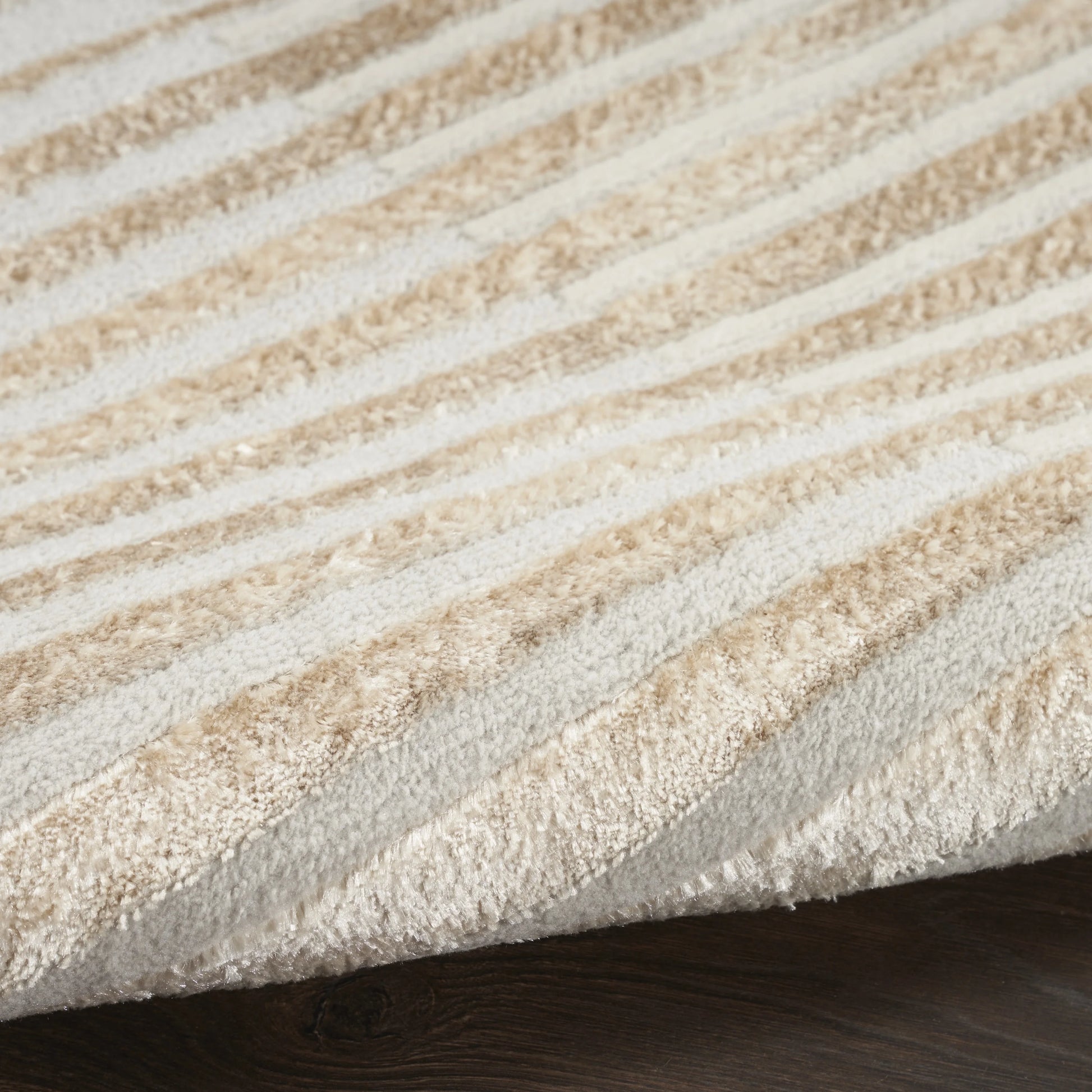 Inspire Me! Home Dcor Brushstrokes Striped Beige Silver 5'3" x 7'3" Area Rug (5x7)
