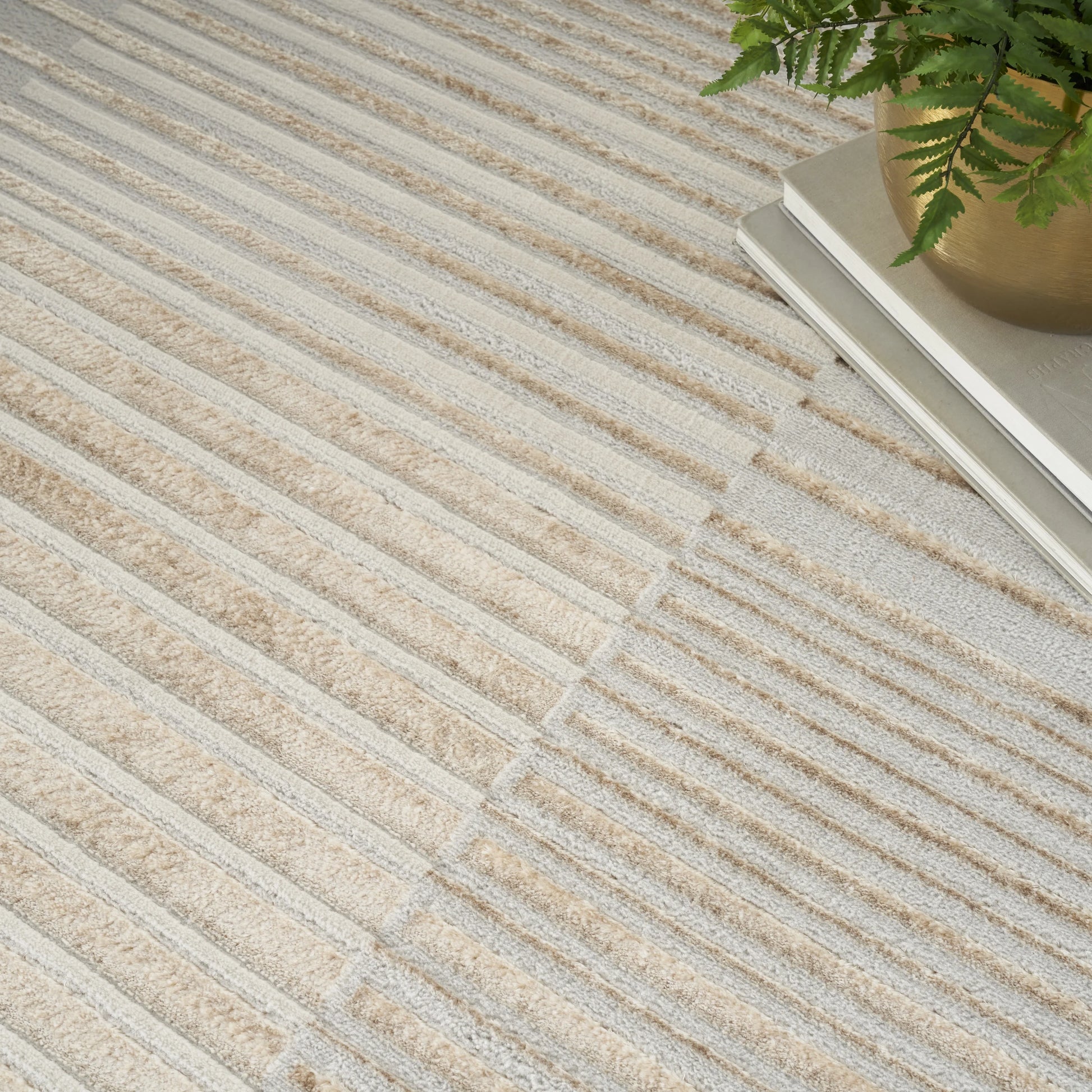 Inspire Me! Home Dcor Brushstrokes Striped Beige Silver 5'3" x 7'3" Area Rug (5x7)