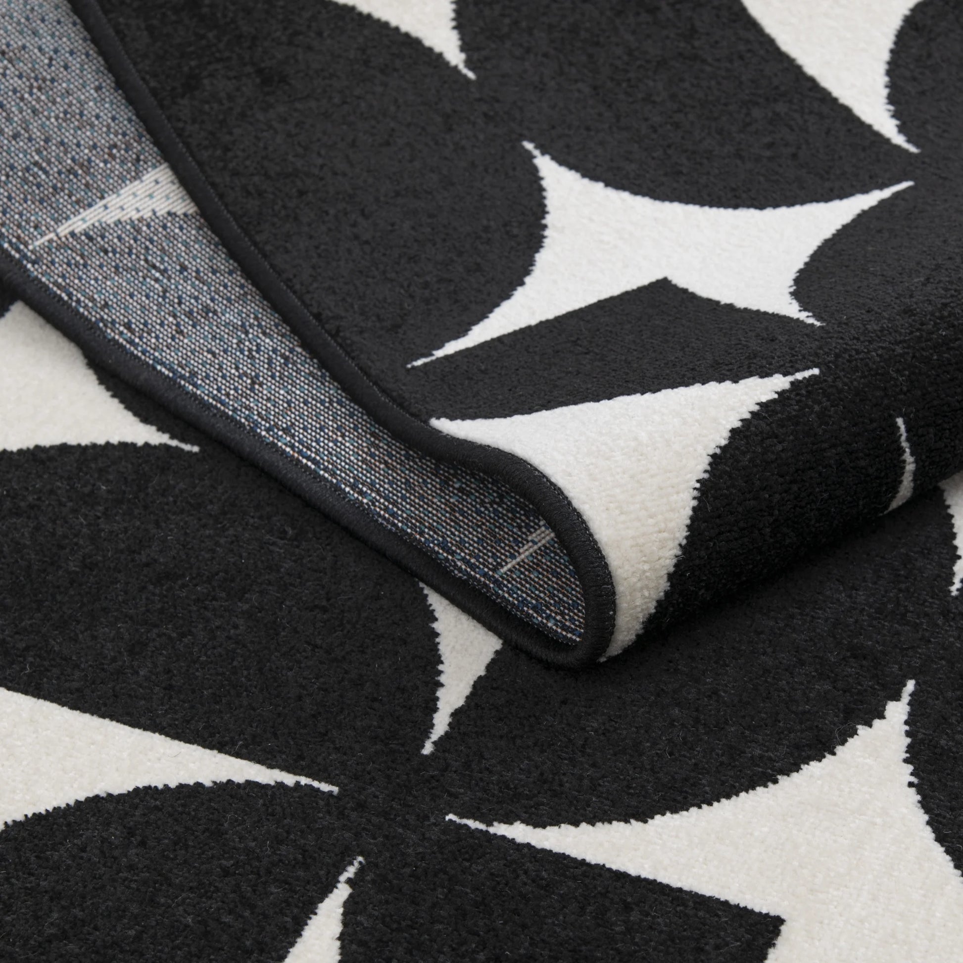 Loomaknoti Terrace Tropic Sevella 5' x 7' Geometric Indoor/Outdoor Area Rug , Black/White