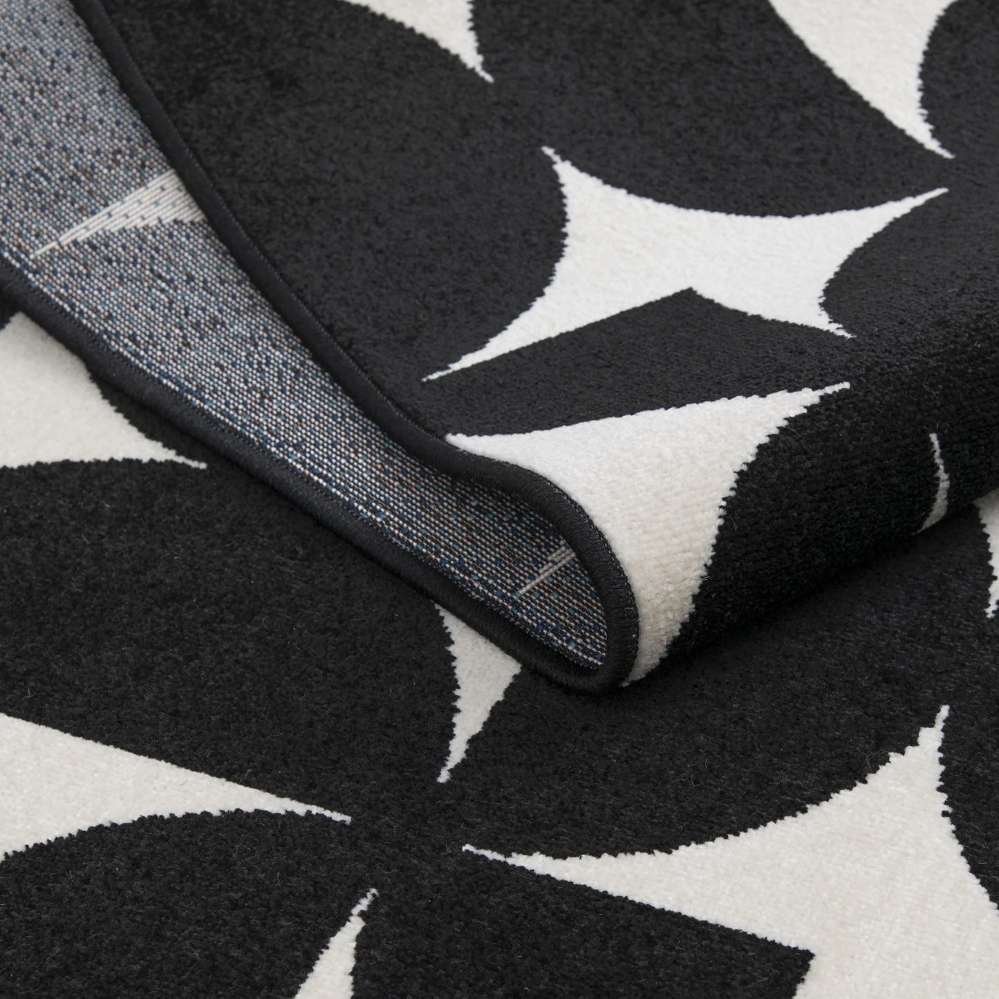 Loomaknoti Terrace Tropic Sevella 5' x 7' Geometric Indoor/Outdoor Area Rug , Black/White