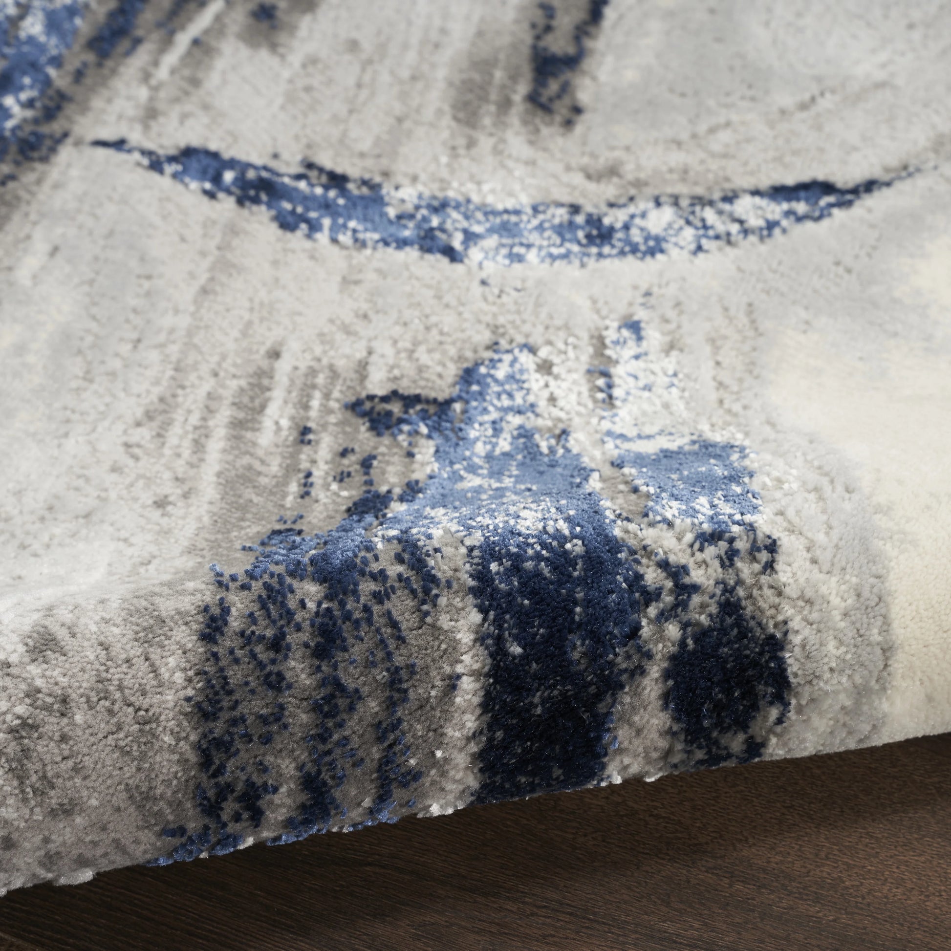 Inspire Me! Home Decor Brushstrokes Abstract Grey/Navy 5'3" x 7'3" Area Rug (5x7)