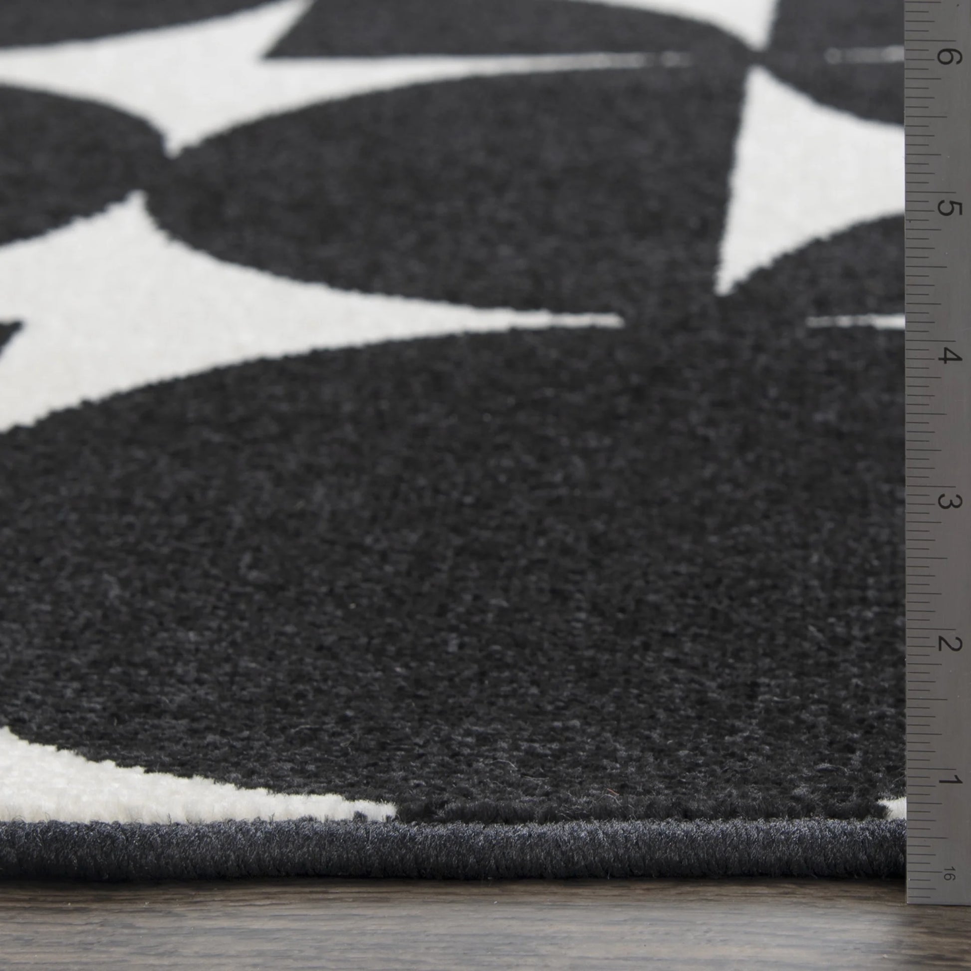 Loomaknoti Terrace Tropic Sevella 5' x 7' Geometric Indoor/Outdoor Area Rug , Black/White