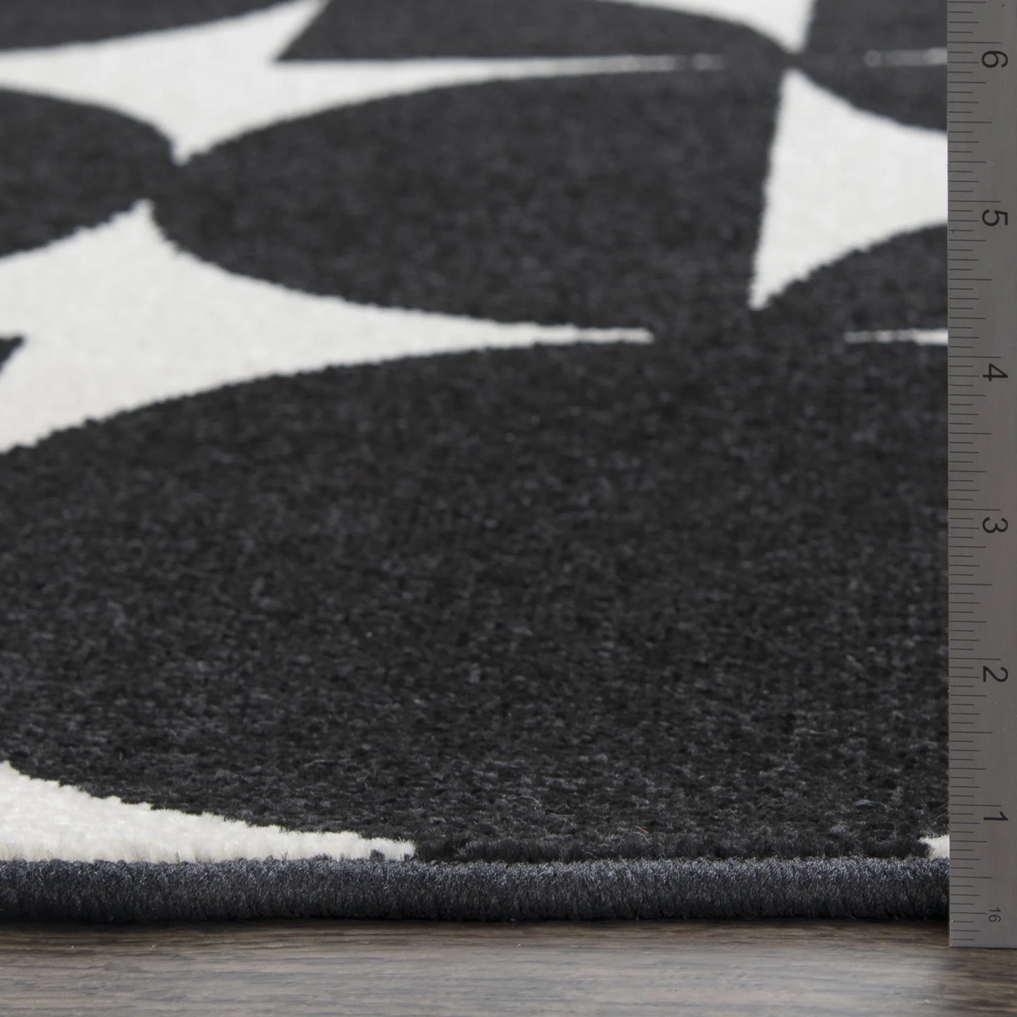 Loomaknoti Terrace Tropic Sevella 5' x 7' Geometric Indoor/Outdoor Area Rug , Black/White