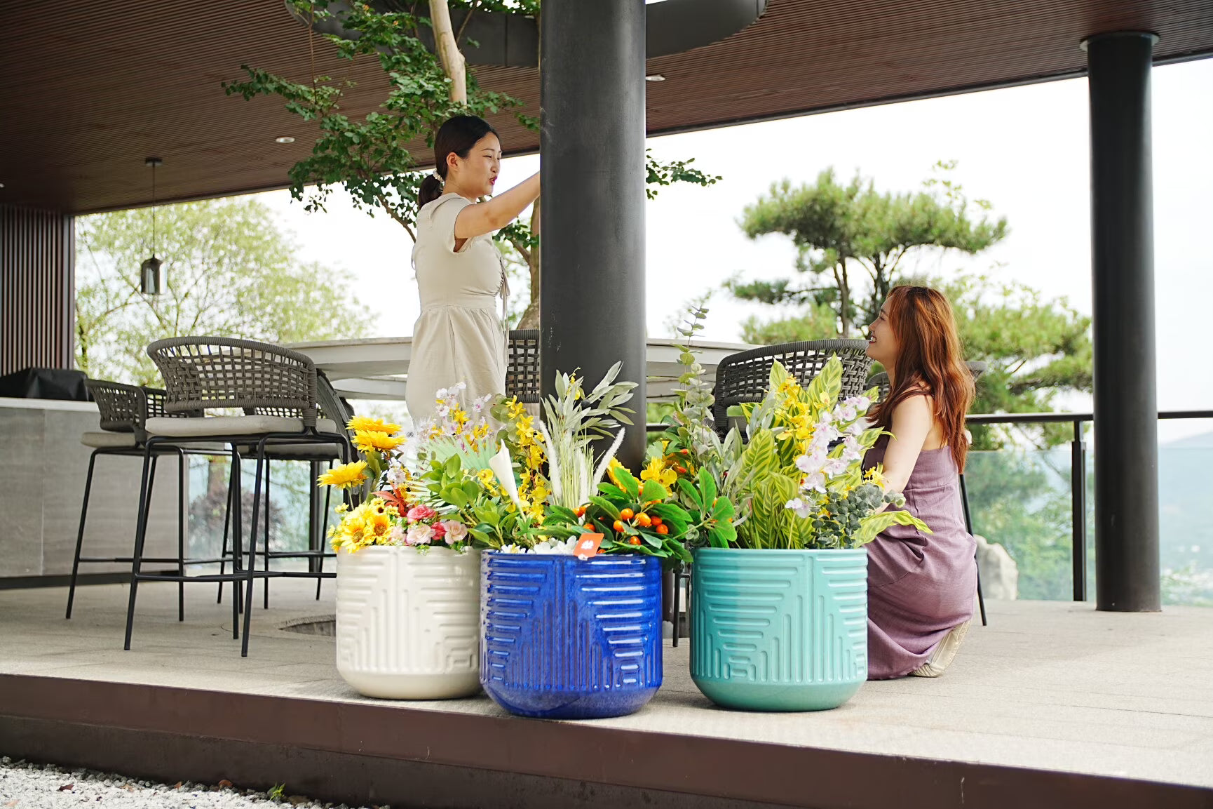 Modern Ceramic Flowerpot with Drainage Hole - Frost/Heat Resistant All-Weather Planter for Patio, Garden & Windowsill - White Glossy Finish, Ready-to-Use