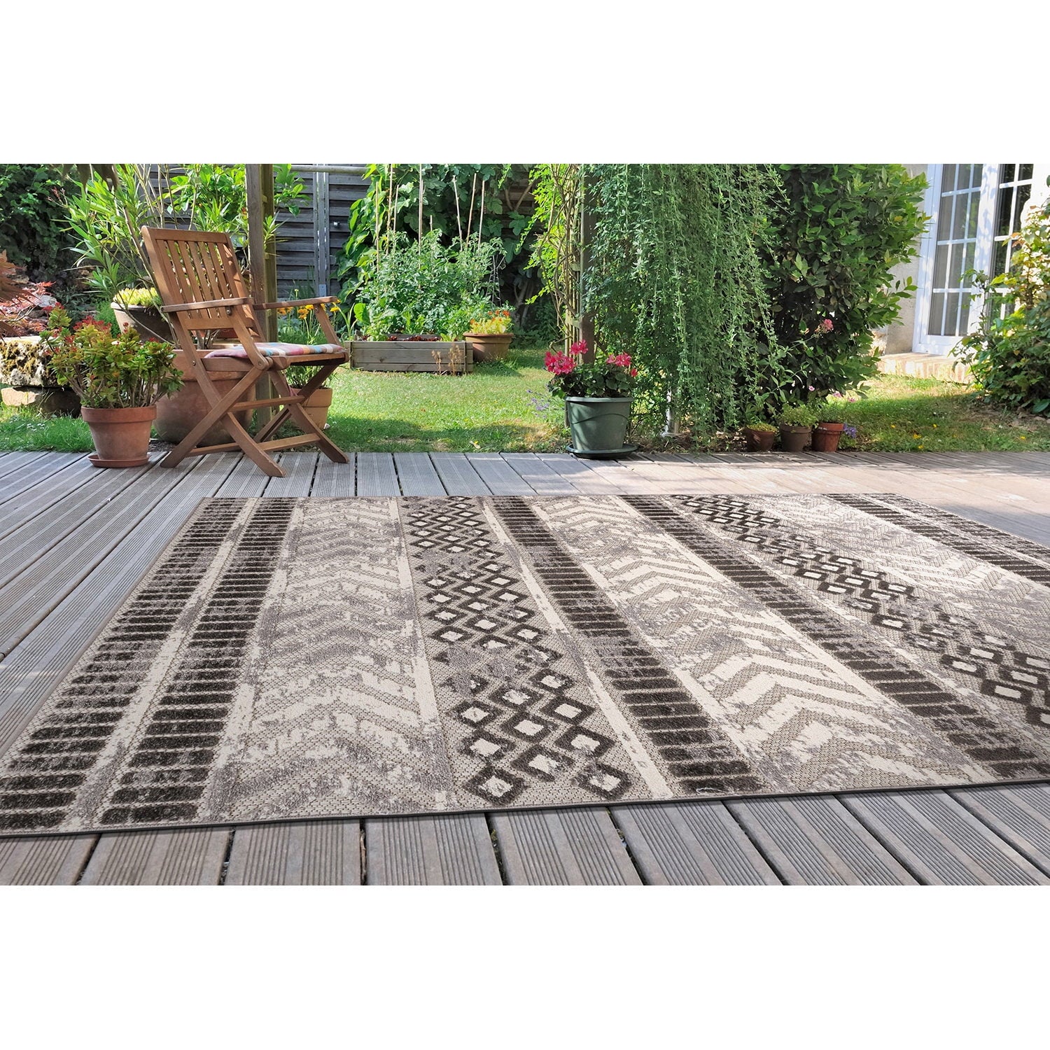 Distressed Geometric Indoor/Outdoor Gray 7' 10" x 10' Area Rug