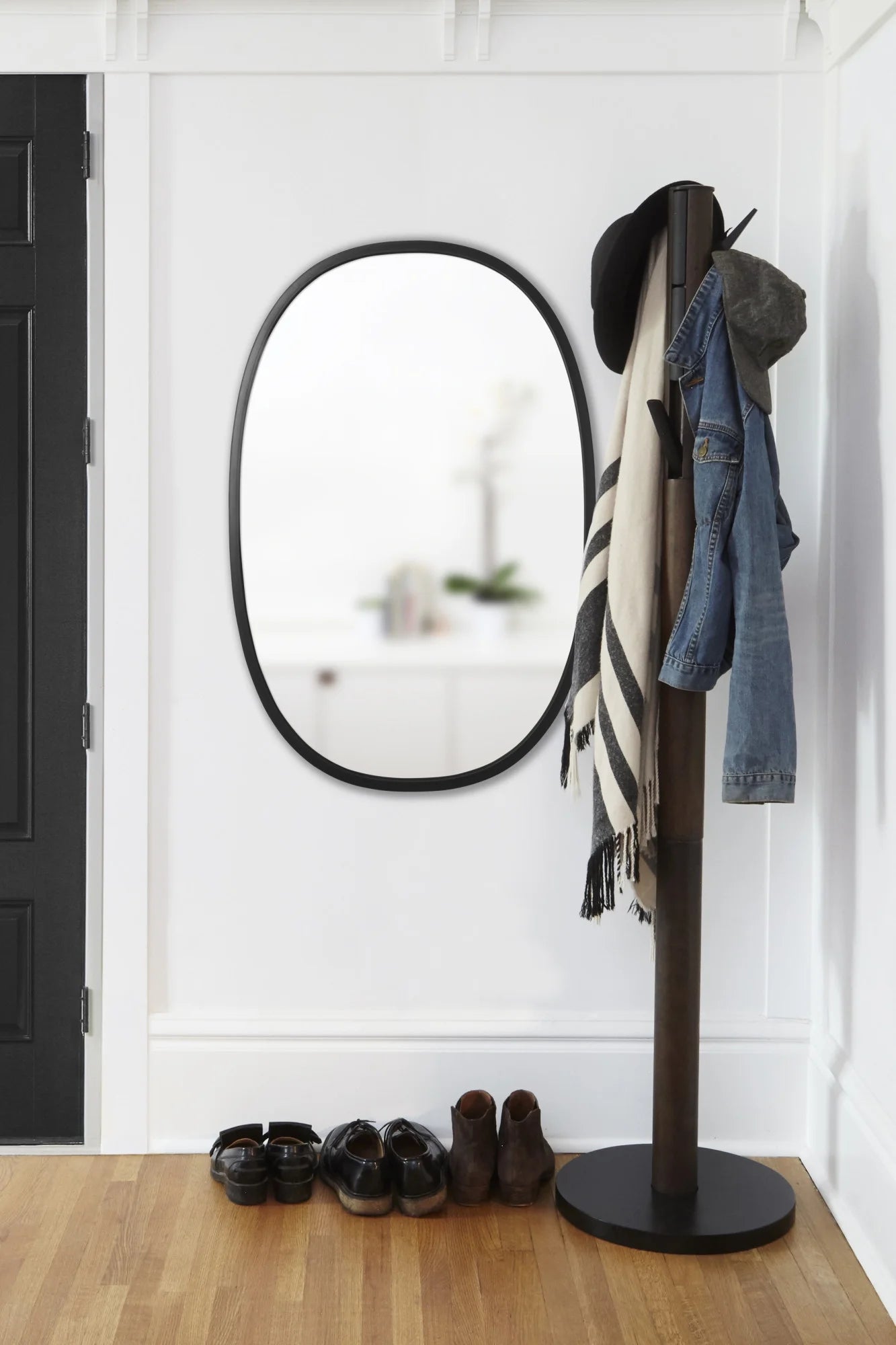 Umbra Hub Oval 24x36" Wall Mirror Black