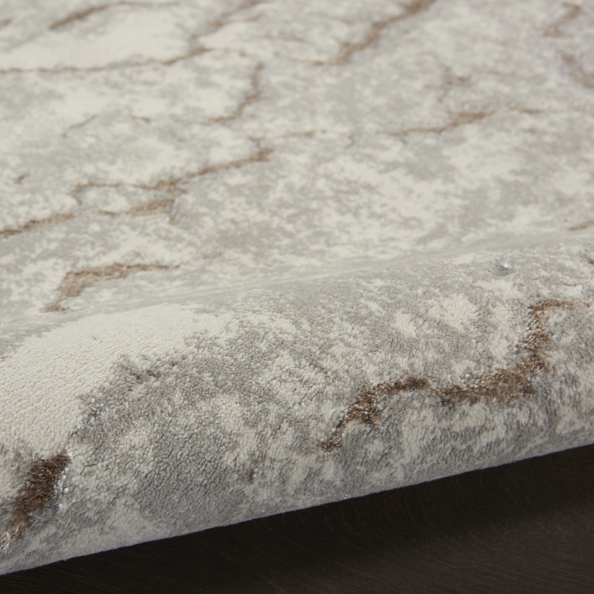 Inspire Me! Home Decor Metallic Abstract Grey Mocha 2'2" x 7'6" Area Rug, (2x8)