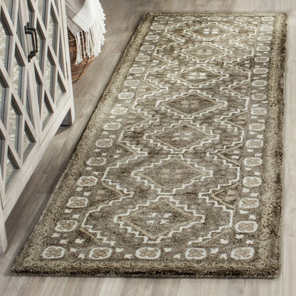 SAFAVIEH Bella Vana Medallion Geometric Wool Area Rug, Brown/Taupe, 4' x 6'